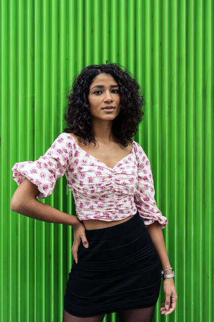 Latinoamericano afro donna su uno sfondo verde — Foto stock