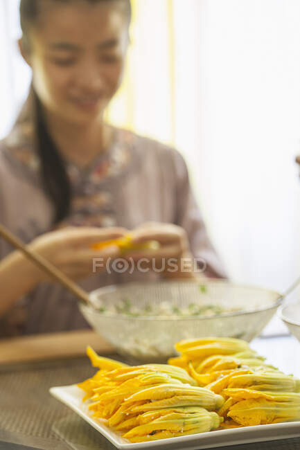 Китайка готує традиційну їжу. — стокове фото