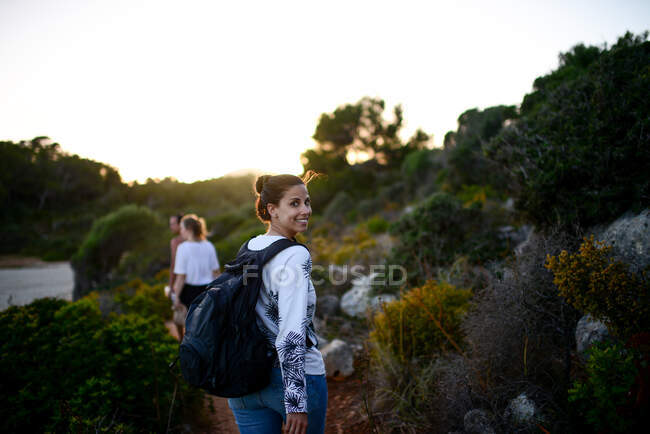 Happy young woman hikes with friends in Mallorca — Stock Photo