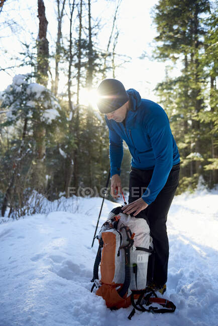 Caminhante masculino fazendo uma pausa para pegar um pouco de água em New Hampshire — Fotografia de Stock