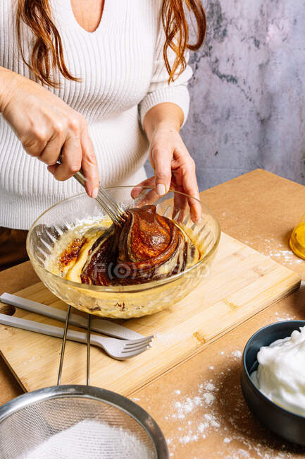 Mulher preparar e cozinhar um bolo de esponja de chocolate. Conceito de cozinha tradicional e pastelaria — Fotografia de Stock