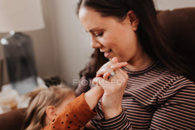 Bela jovem mãe e sua filha — Fotografia de Stock