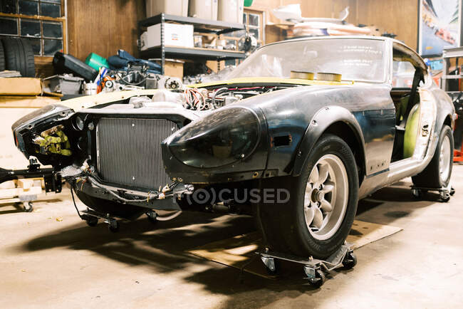 Altes Fahrzeug in Garage bekommt Rostschäden repariert und Platten repariert — Stockfoto