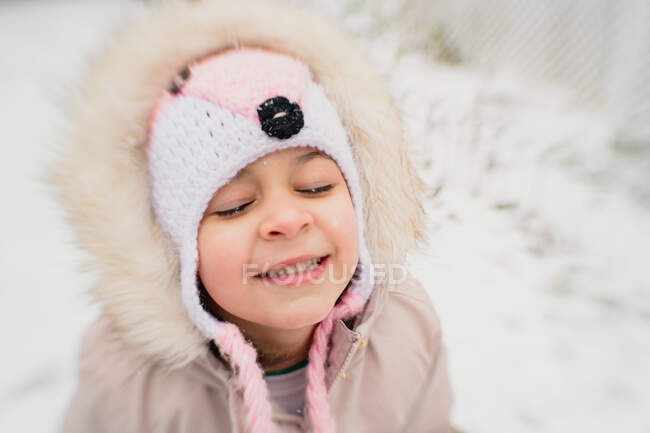 Jovem criança feliz na neve sorrindo — Fotografia de Stock