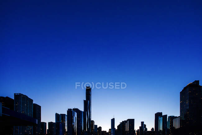 Чикагский городской пейзаж зданий ночью — стоковое фото