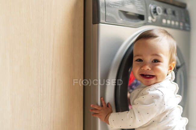 Bambina che ride con la lavatrice — Foto stock