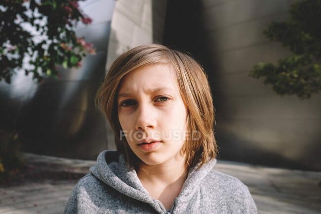 Close Up Retrato de menino com capuz cinza — Fotografia de Stock