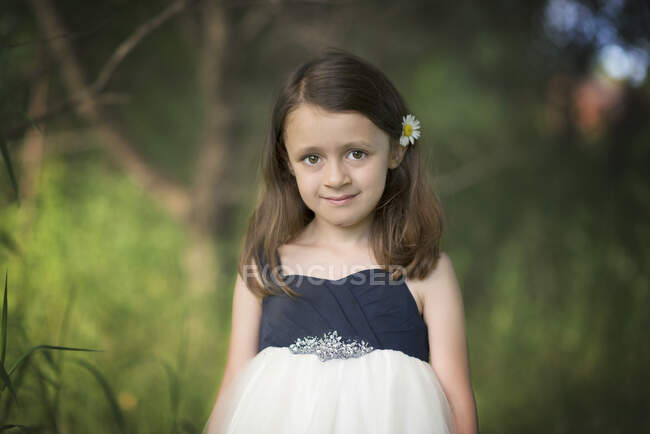 Petite fille mignonne en robe blanche à l'extérieur . — Photo de stock