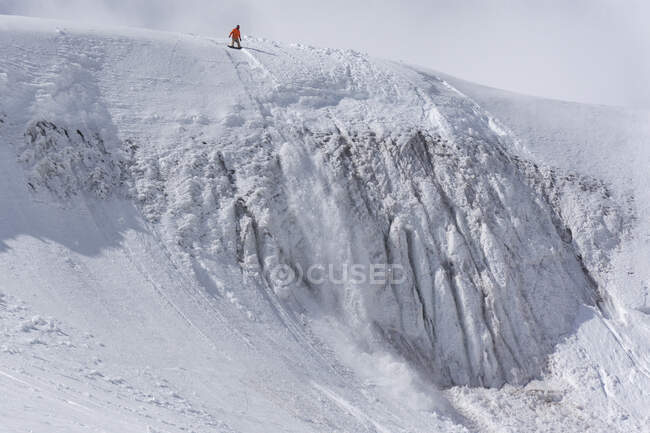 Uomo snowboard sul bordo della montagna innevata durante le vacanze — Foto stock