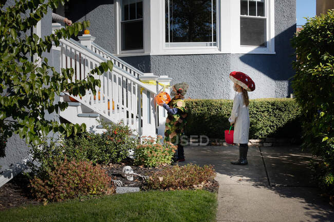 Two Children trick or treating on Halloween — Stock Photo