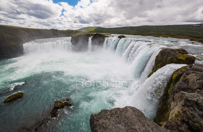 Famosa cascada Godafoss en Islandia del Norte - foto de stock