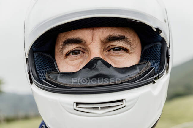 Retrato de um jovem em um capacete — Fotografia de Stock