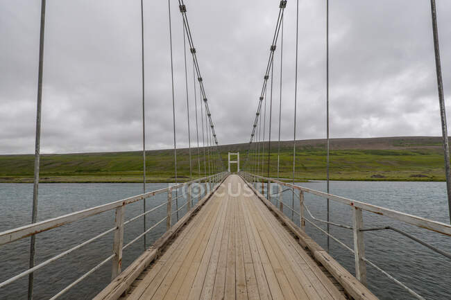 Puente colgante en las tierras altas de Islandia - foto de stock