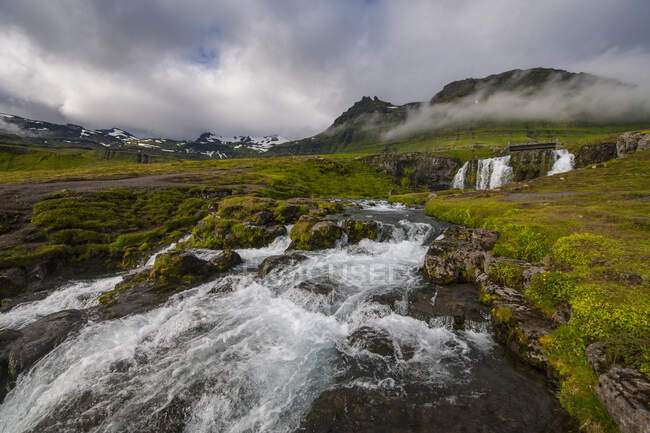 Известный водопад Kirkjufellsfoss в Западной Исландии — стоковое фото