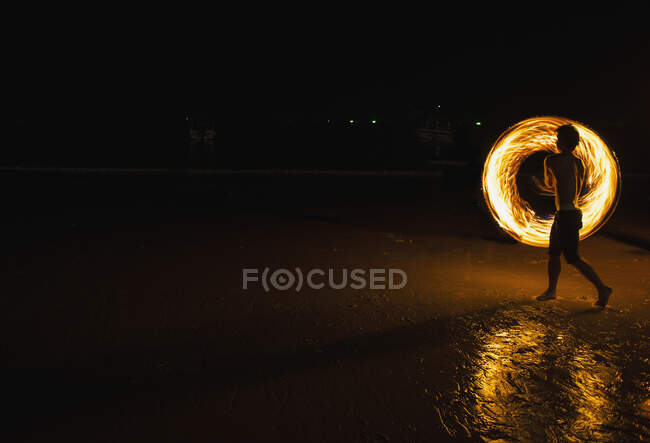 Feuertänzerin tritt am Strand von Railay auf — Stockfoto