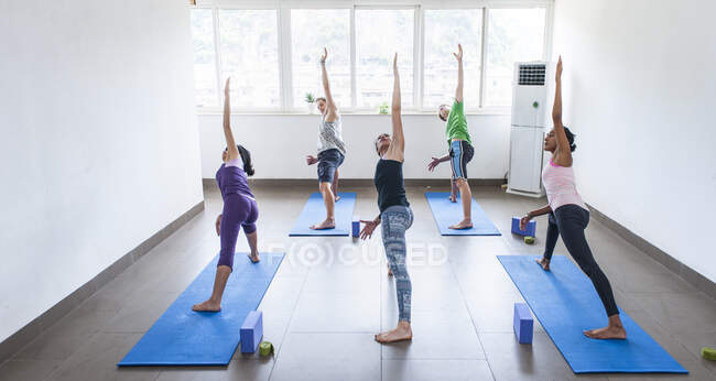 Yoga teacher instructing group in Yangshuo — Stock Photo