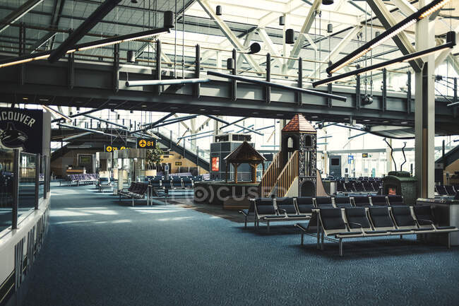 Leeres Flughafen-Terminal während Covid — Stockfoto