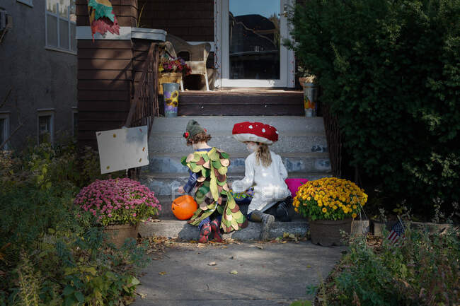 Duas crianças enganam ou tratam no Halloween — Fotografia de Stock