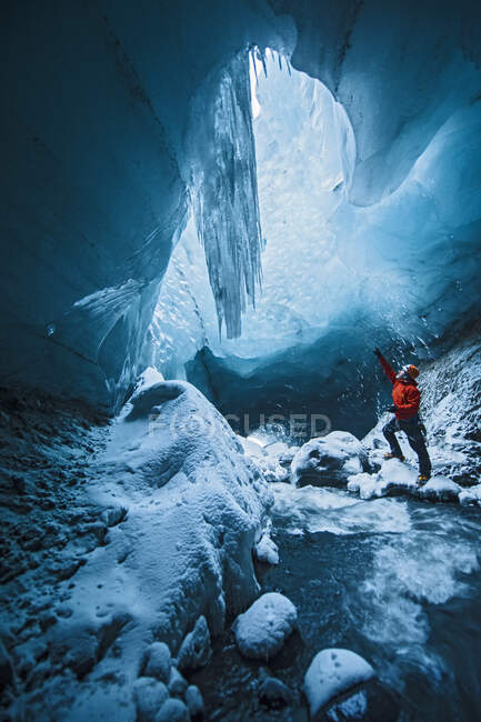 Men exploring ice cave in Thrsmrk - Iceland — Stock Photo
