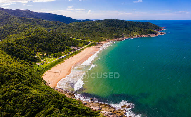 Vista aérea de la playa naturista de Pinho cerca de Bal Cambori, Brasil. - foto de stock