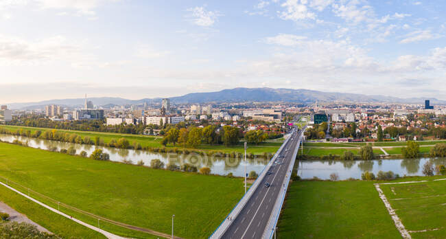 Vista aérea panorámica del puente slobode / liberty que cruza el río Sava, Zagreb, Croacia. - foto de stock