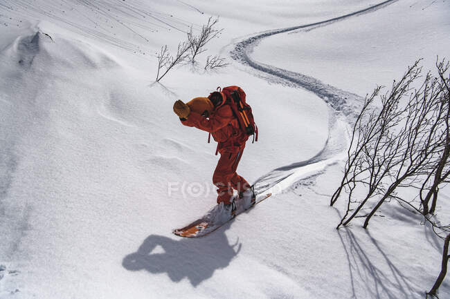 Männliches Snowboarden auf schneebedecktem Berg im Urlaub — Stockfoto