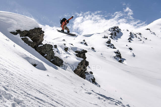 Mann beim Snowboarden auf schneebedecktem Berg im Urlaub — Stockfoto