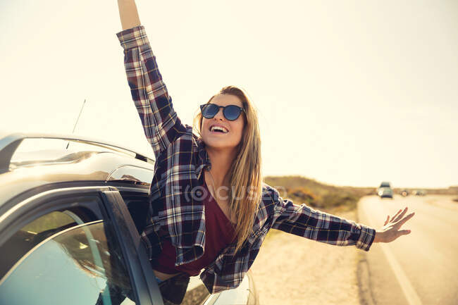 Щаслива дівчина дивиться у вікно машини. — стокове фото