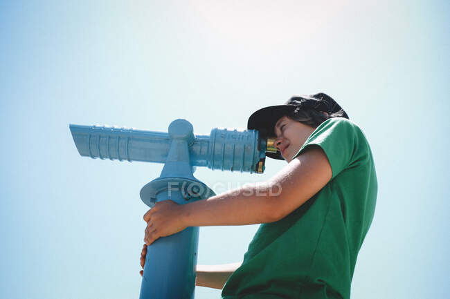 Tween Boy Peeks Through Spyglass em um dia céu azul — Fotografia de Stock