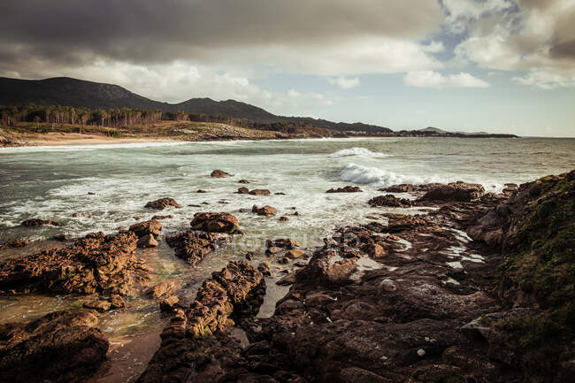 Costa rocciosa dell'oceano Atlantico — Foto stock