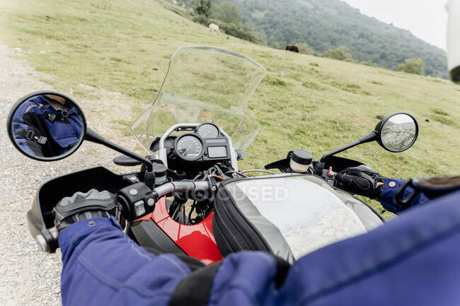 Un uomo sta guidando la moto in montagna — Foto stock