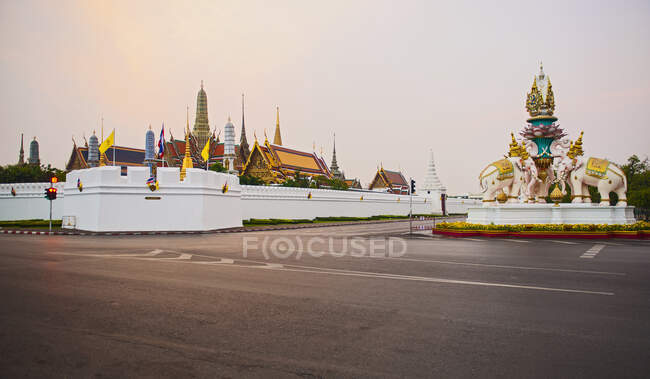 Esquina del templo del buda esmeralda en Bangkok - foto de stock