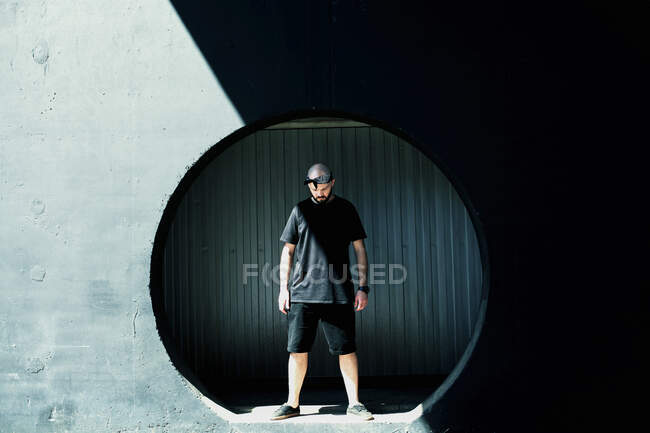 Стильный модный молодой парень в черной одежде в городской среде — стоковое фото