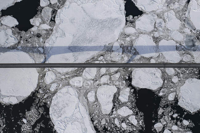 Vue aérienne du pont Long et de la baie remplie de glace au Canada — Photo de stock