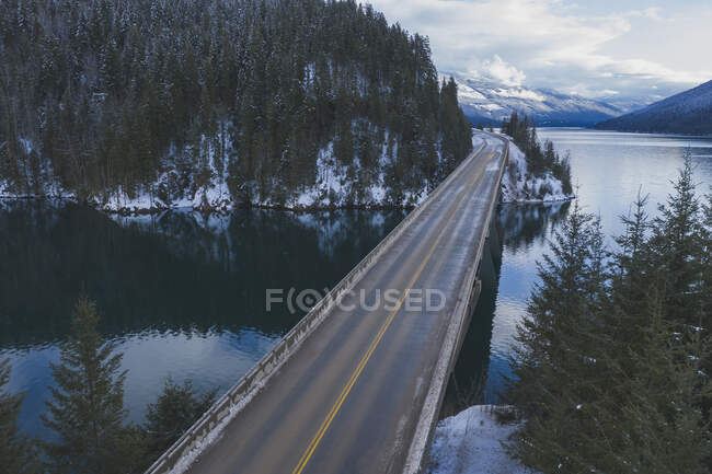 Leere Brücke über den Fluss im Winter — Stockfoto