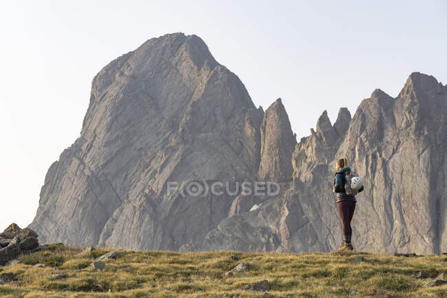 Female hiker looking at mountain range while hiking during vacation — Stock Photo