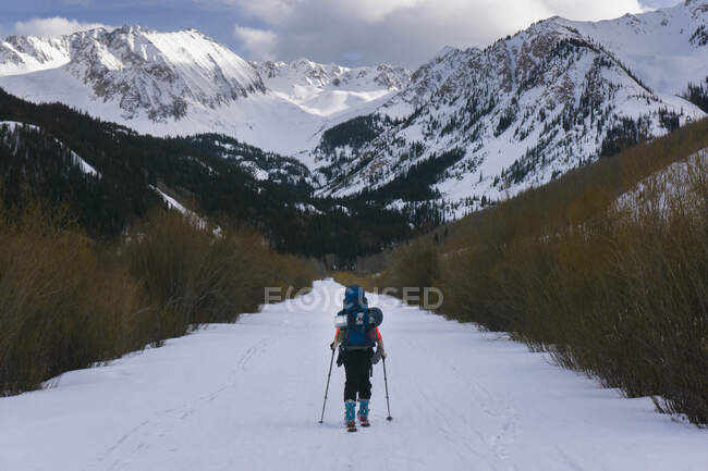 Esquí de travesía en las montañas de Colorado - foto de stock