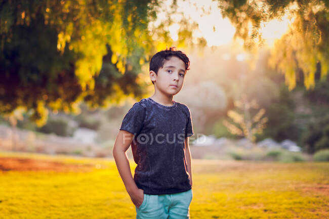 Retrato de um menino em um parque — Fotografia de Stock