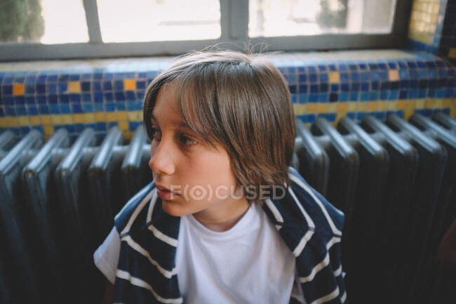 Sweet Kid espera pacientemente delante del mosaico - foto de stock