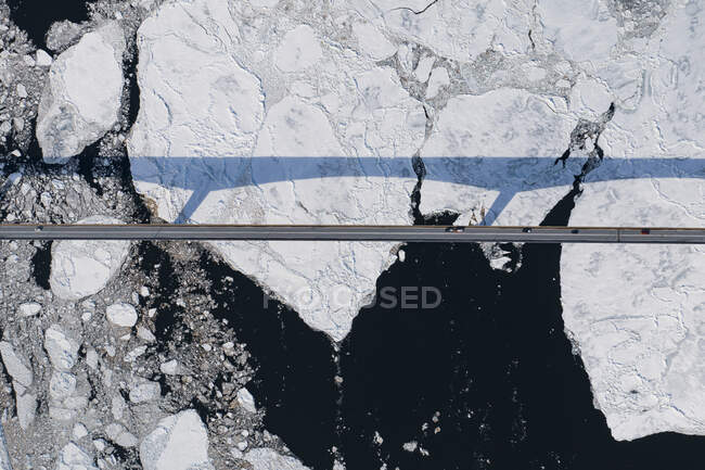 Vue aérienne du pont Long et de la baie remplie de glace au Canada — Photo de stock