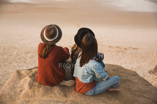 Meninas desfrutando de um dia na praia — Fotografia de Stock