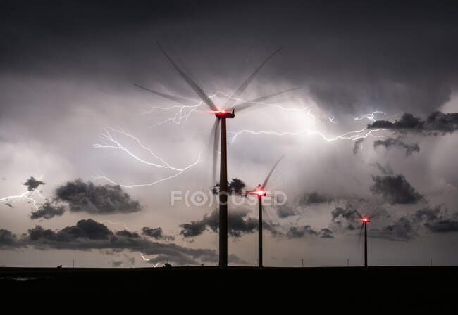 Massive Blitzeinschläge bei Windpark in Colorado — Stockfoto