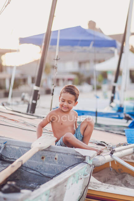 Menino bonito posando na praia — Fotografia de Stock