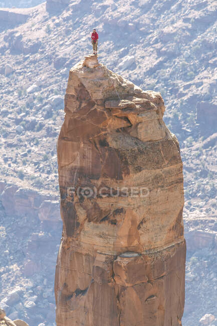 Mann auf Felsspitze im Canyonlands-Nationalpark — Stockfoto