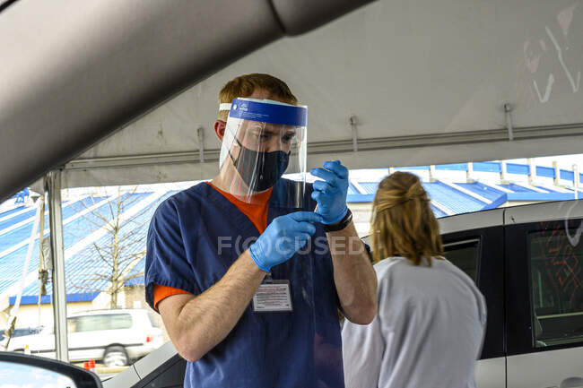 Медсестра готує шприц у центрі дистрибуції вакцини в Гувері, штат Алабама, організованому Університетом Алабами, Бірмінгем, УАБ.. — стокове фото