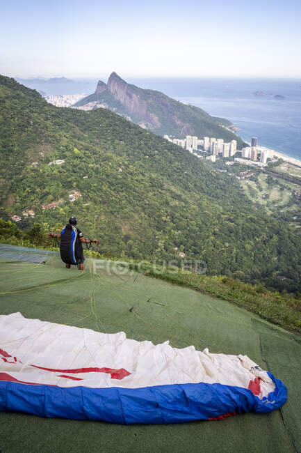 Beautiful view to paraglider taking off on green rainforest landscape — Stock Photo