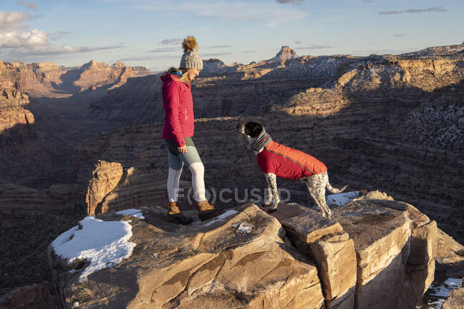 Женщина в походе с собакой во время отпуска — стоковое фото