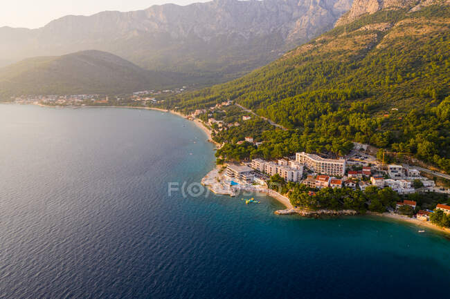 Luftaufnahme der Stadt Zaostrog bei einem malerischen Sonnenuntergang, Kroatien. — Stockfoto