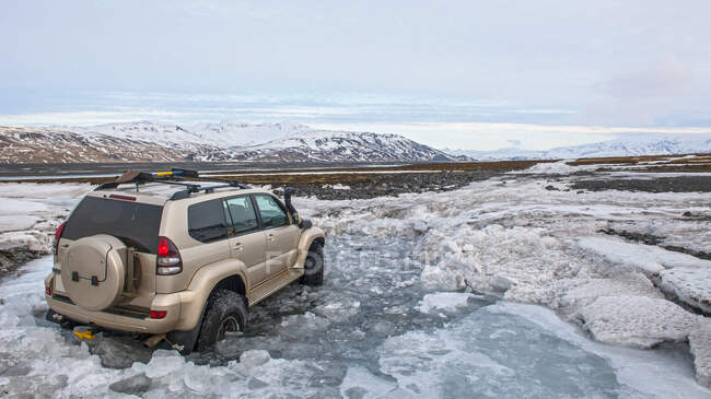 Модифицированный внедорожник, въезжающий в долину Трсмрк в Исландии — стоковое фото