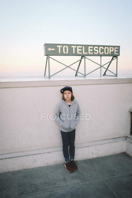 Хлопчик стоїть під знаком телескопа в Лос - Анджелесі — стокове фото
